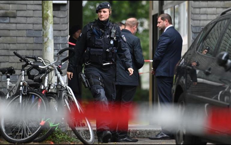 Numerosos vehículos de policía y de emergencias se encontraban delante del edificio, donde se instaló un gran perímetro de seguridad. EFE/S. Steinbach