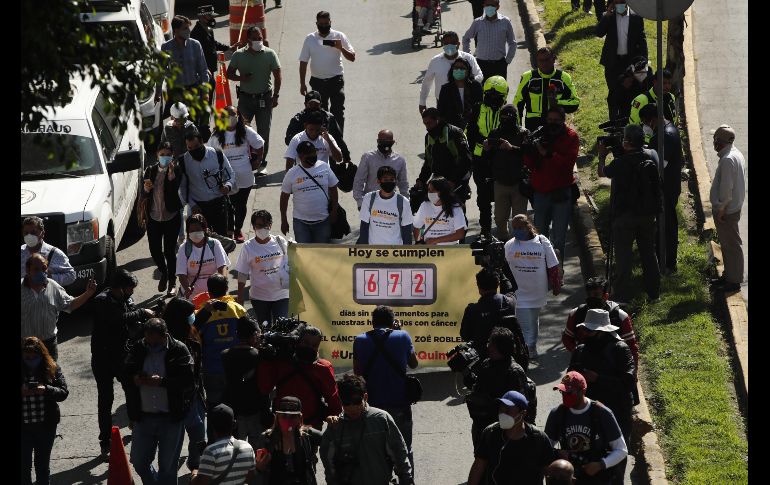 Padres de niños con cáncer  se apostaron en carriles laterales y centrales de Circuito Interior, una de las vías principales de Ciudad de México. EFE/J. Méndez