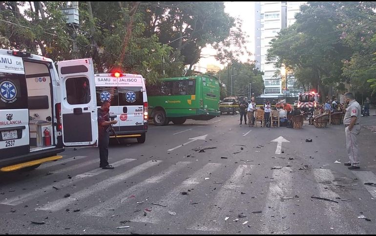 Trabajadores de un restaurante son los primeros en asistir a los pasajeros; sacan algunas sillas a la calle para que se puedan recuperar. ESPECIAL / PCYBGDL