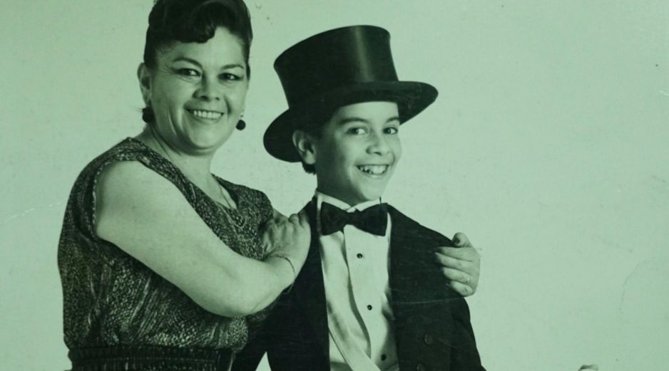 A través de su Twitter, el comediante compartió una foto con sus seguidores en la cual se muestra a su mamá y a él cuando era pequeño. TWITTER/@chiquibuda