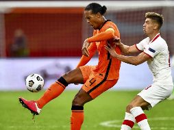 Holanda se desquitó de la marcha de Ronald Koeman al Barcelona con una victoria ante Polonia. EFE / P. Nowak