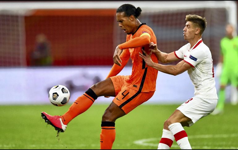 Holanda se desquitó de la marcha de Ronald Koeman al Barcelona con una victoria ante Polonia. EFE / P. Nowak