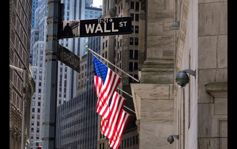 Por sectores, sólo tres terminaron en verde, el financiero, el industrial y el de materias primas. EFE/ARCHIVO