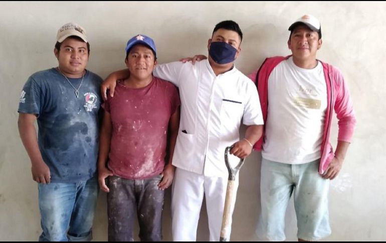 El joven aparece acompañado de quienes fueron sus compañeros albañiles, quienes lo motivaron a seguir adelante para conseguir sus metas. FACEBOOK/Manual Chimas
