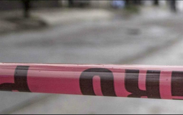 Al lugar acude personal del Instituto Jalisciense de Ciencias Forenses para levantar el cuerpo. ESPECIAL