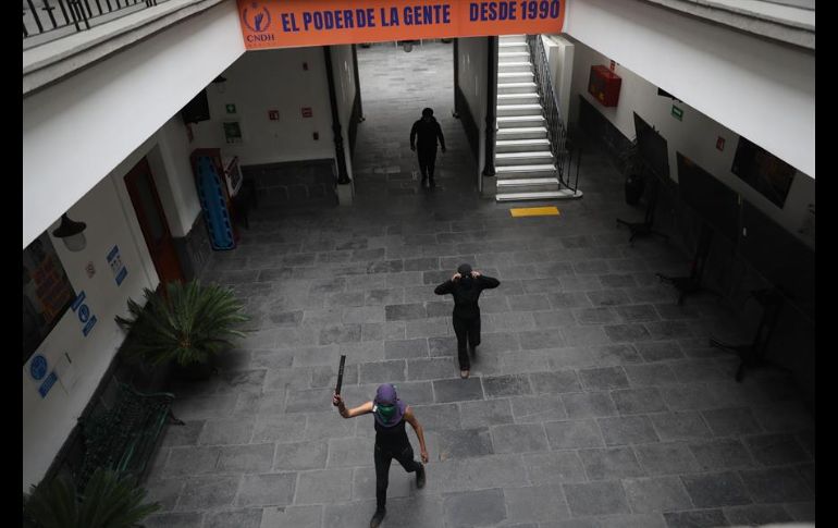 Dos colectivos ingresaron a las oficinas del organismo nacional la tarde de este viernes junto con familiares de víctimas. EFE/S. Gutiérrez