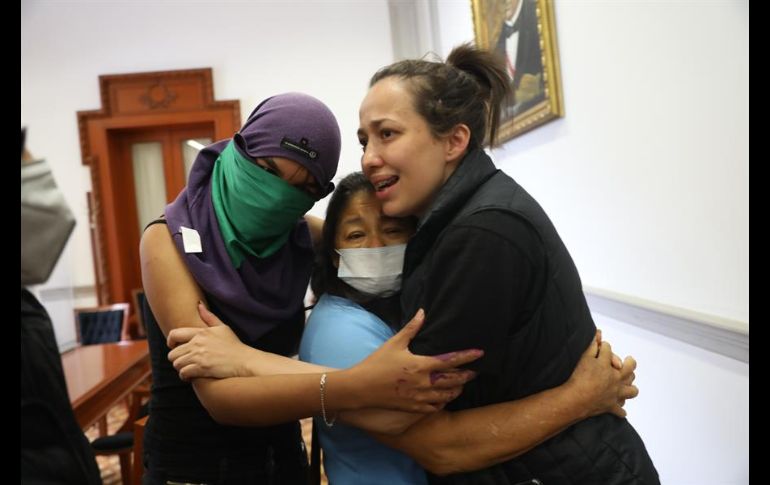 Dos colectivos ingresaron a las oficinas del organismo nacional la tarde de este viernes junto con familiares de víctimas. EFE/S. Gutiérrez