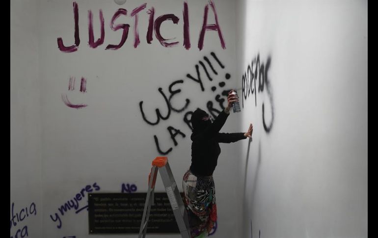 Dos colectivos ingresaron a las oficinas del organismo nacional la tarde de este viernes junto con familiares de víctimas. EFE/S. Gutiérrez