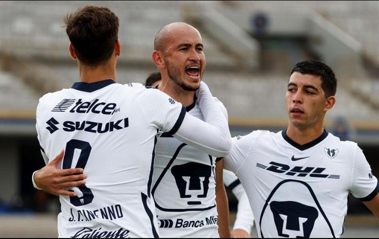 El jugador de Pumas Carlos González (c) celebra una anotación durante el partido de este sábado. EFE/J. Méndez