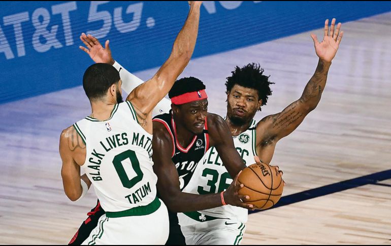 VALIOSO. Pascal Siakam (centro) fue un dolor de cabeza para la defensa de Boston. AFP • D. DeFelice