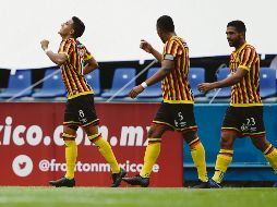 PRIMERA VICTORIA TAPATÍA. Ángel Hernández agradece al cielo tras marcar el gol de la Universidad de Guadalajara. IMAGO7