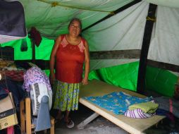 Elizabeth Sánchez vive debajo de una lona a un lado de lo que fue su vivienda. EFE/D. Ricardez