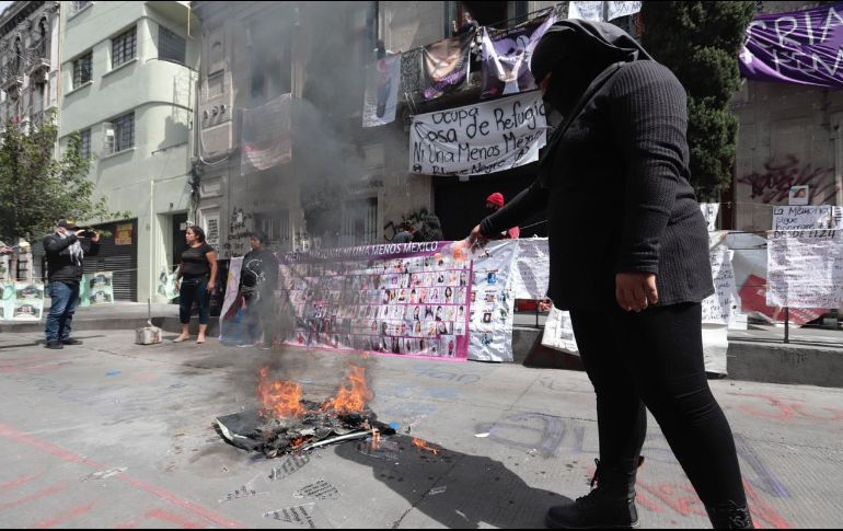 Un grupo de la comunidad LGBTT+  se manifieste afuera de la CNDH en apoyo al colectivo 