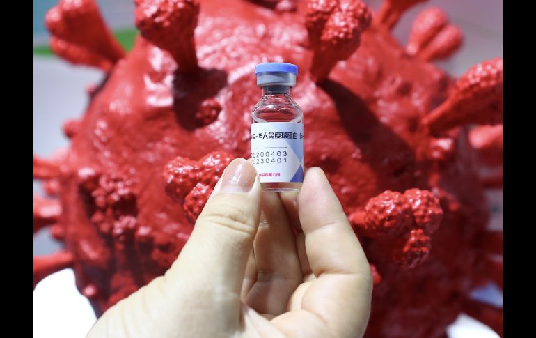 Una empleada muestra inmunoglobulina humana anti-COVID-19 en el estand de Sinopharm. Xinhua/Z. Yuwei