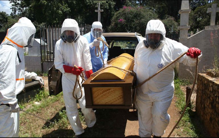 La curva mundial de casos diarios parece estabilizada en menos de 300 mil por jornada desde finales de julio. AFP/ARCHIVO