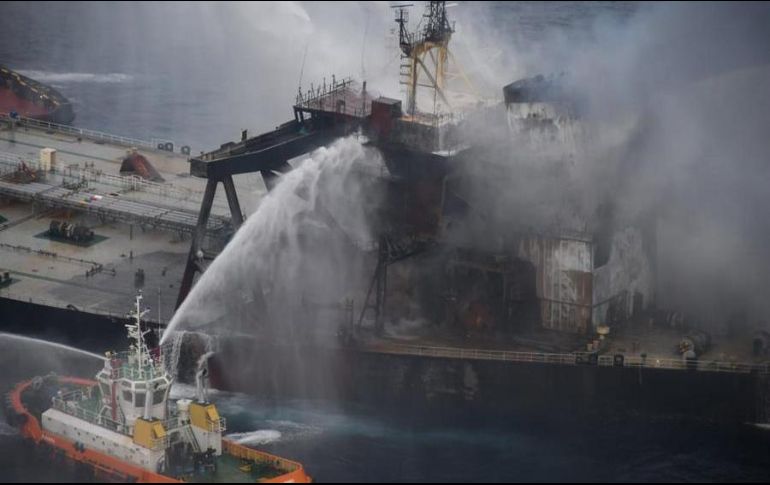 Un total de 19 navíos participan en las operaciones de extinción del fuego. EFE/SRI LANKAN AIR FORCE MEDIA