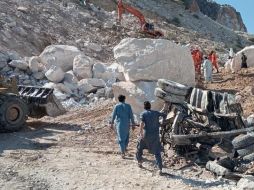 Rescatistas trabajan en la zona, pues varios cuerpos continúan atrapados bajo las enormes piedras. EFE/S. Badshah