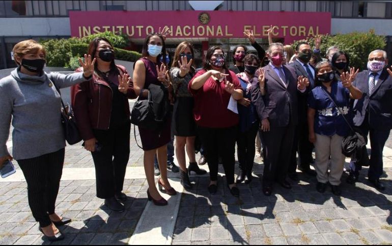 Porfirio Muñoz Ledo y Citlalli Hernández al acudir a registrarse este martes ante el Instituto Nacional Electoral en Ciudad de México. SUN/G. Espinosa