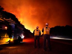 El cuerpo de bomberos no ha podido apagar el fuego por las altas temperaturas en la región. AP/M. Sánchez