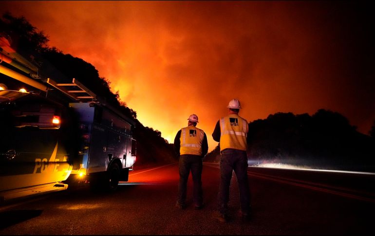 El cuerpo de bomberos no ha podido apagar el fuego por las altas temperaturas en la región. AP/M. Sánchez