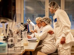 Hugo López-Gatell resaltó que la interrupción en los ensayos podría retrasar la llegada de la vacuna. TWITTER/AstraZeneca