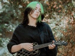 Billie Eilish reveló que su primer instrumento fue, precisamente, un ukelele. ESPECIAL / shop.fender.com