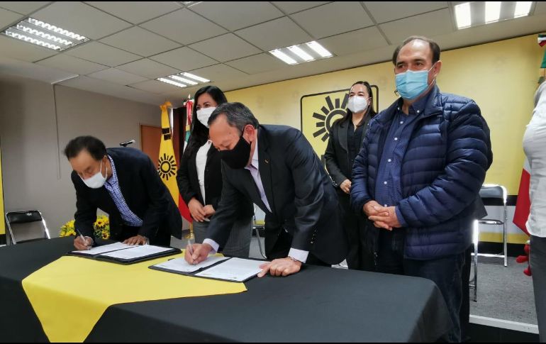 Salvador Cosío Gaona (izq), dirigente de 