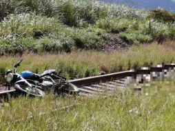 Los restos del comunicador fueron abandonados cerca de las vías del ferrocarril entre las comunidades de Motzorongo y Paraíso. TWITTER/@Aveefeniix