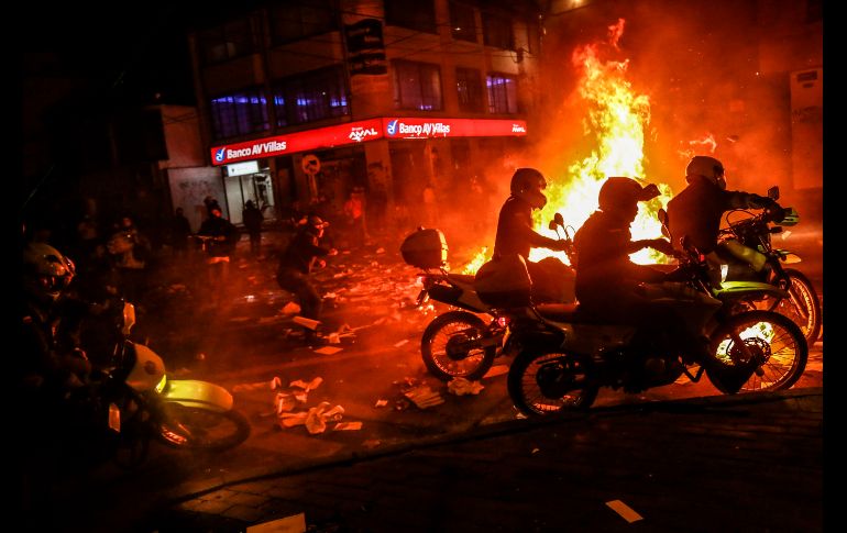 Manifestantes lanzan piedras a policías esta madrugada en Bogotá. AFP