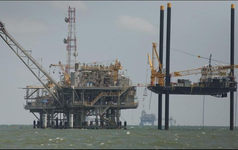 El barril de petróleo WTI para entrega en octubre perdió un 2% a 37.30 dólares, mientras que el Brent cayó un 1.79 por ciento. EFE/ARCHIVO