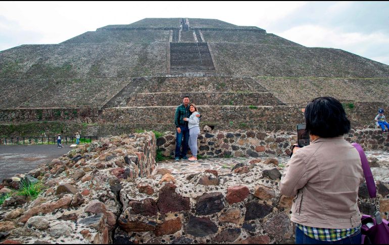 Turistas posan para fotos hoy en el sitio arqueológico en el Estado de México. AFP/C. Ruiz