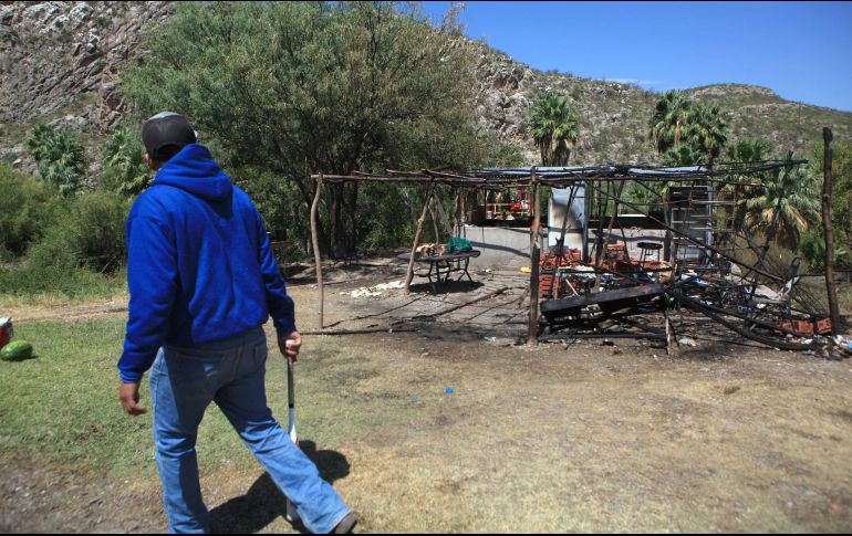 Habitantes mantienen hoy su toma de la presa La Boquilla, en Chihuahua, tras la expulsión de la Guardia Nacional. EFE/L. Torres