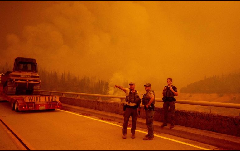 Además del calor y la sequedad, los fuertes vientos que han soplado en las últimas horas están expandiendo los fuegos a gran velocidad. AFP / J. Edelson