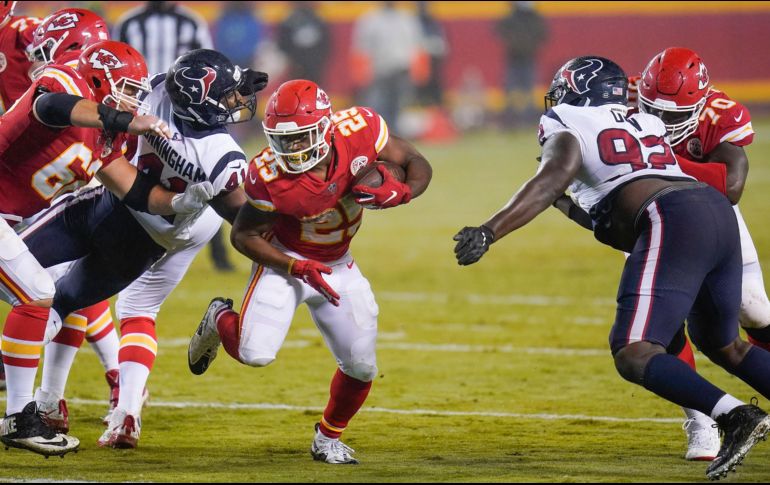 El joven Clyde Edwards-Helaire (#25) lució en su debut con los Chiefs. AP/J. Roberson
