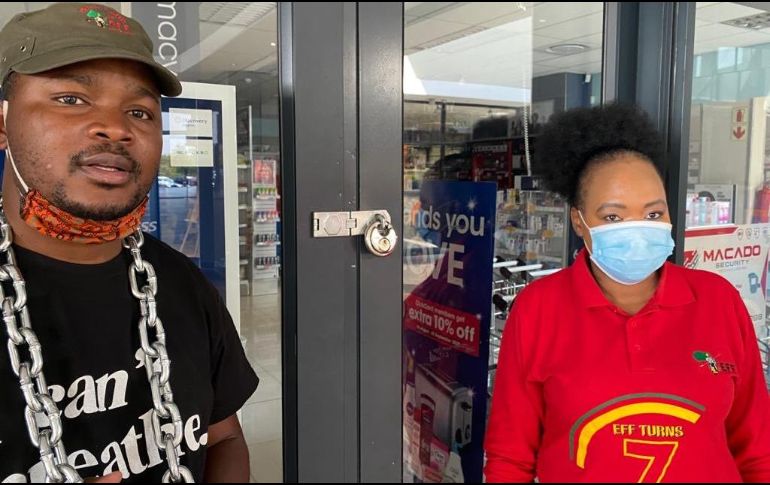 La cadena Clicks es la responsable de la campaña que ha generado una oleada de protestas. TWITTER/ @EFFSouthAfrica