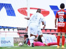 En el partido ante Mineros de Zacatecas, el arquero Torres ''se comió'' el gol al no quedarse con el balón que cabeceó Ernesto Monreal y su equipo cayó 2-1 el jueves. IMAGO7
