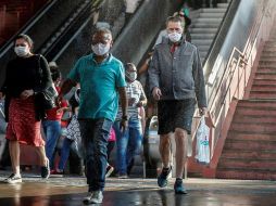 Usuarios pasan por una cabina de desinfección mientras salen de una estación del metro. EFE/S. Moreira