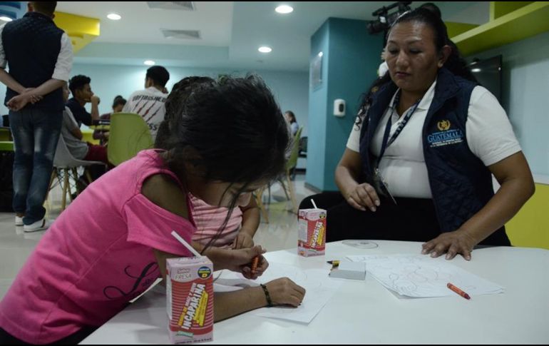 Además de los menores, EU deportó a otros siete mil 600 miembros de las llamadas 