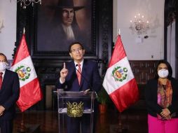 El presidente de Perú, Martín Vizcarra (c), ofrece un mensaje a la Nación en el Palacio de Gobierno, en Lima. EFE/Presidencia