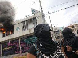 Tras el desalojo a las instalaciones por parte de las autoridades, mobiliario de las oficinas de la CODHEM fue quemado por encapuchadas. EFE/S. Gutiérrez