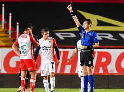 En cuatro de los 10 partidos que se han efectuado hasta ahora en el torneo Guard1anes 2020, al rival de Chivas le han expulsado un jugador. Imago7
