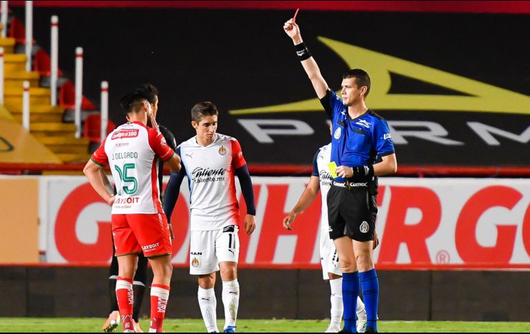 En cuatro de los 10 partidos que se han efectuado hasta ahora en el torneo Guard1anes 2020, al rival de Chivas le han expulsado un jugador. Imago7