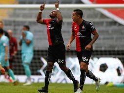 Renato Ibarra (i) de Atlas celebra una anotación ante Mazatlán durante el partido. EFE/F. Guasco