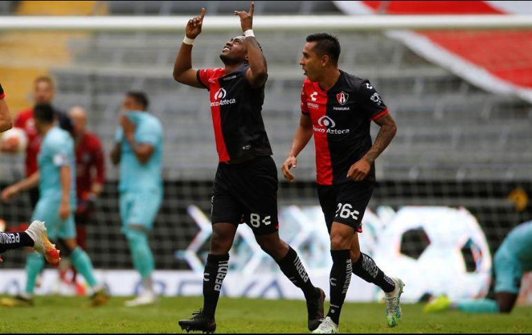 Renato Ibarra (i) de Atlas celebra una anotación ante Mazatlán durante el partido. EFE/F. Guasco