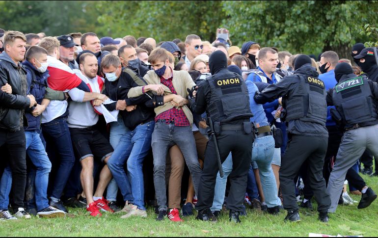 Decenas de miles de personas se manifestaron este domingo para protestar contra la reelección de Lukashenko a pesar de la represión. AFP /