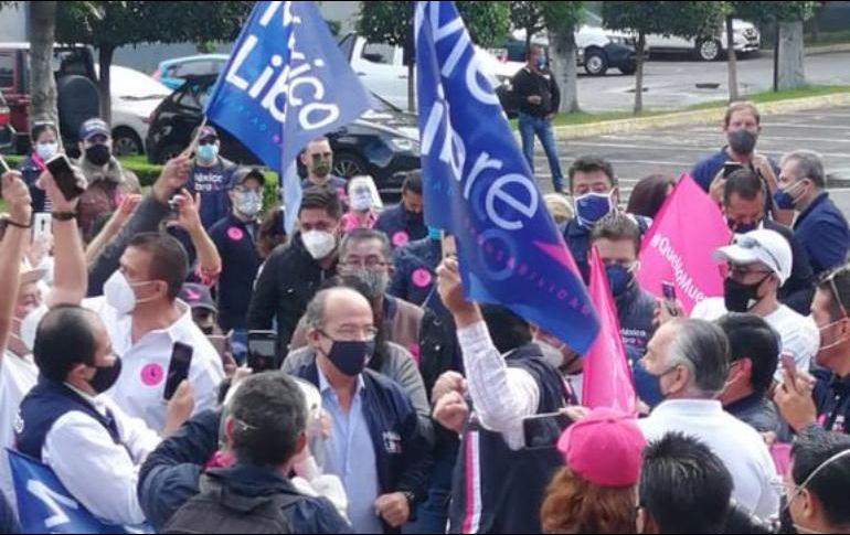 Calderón acudió a las instalaciones del INE para presentar su impugnación y conseguir que se les considere partido político. TWITTER /@Gro_LIBRE