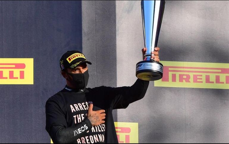 En una extensa y revoltosa carrera en el Gran Premio de Toscana, el británico de Mercedes dominó el circuito de Mugello. EFE / J. Lorenzini