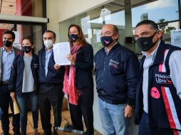 Margarita Zavala muestra el documento presentado ante el INE. TWITTER@MexLibre_