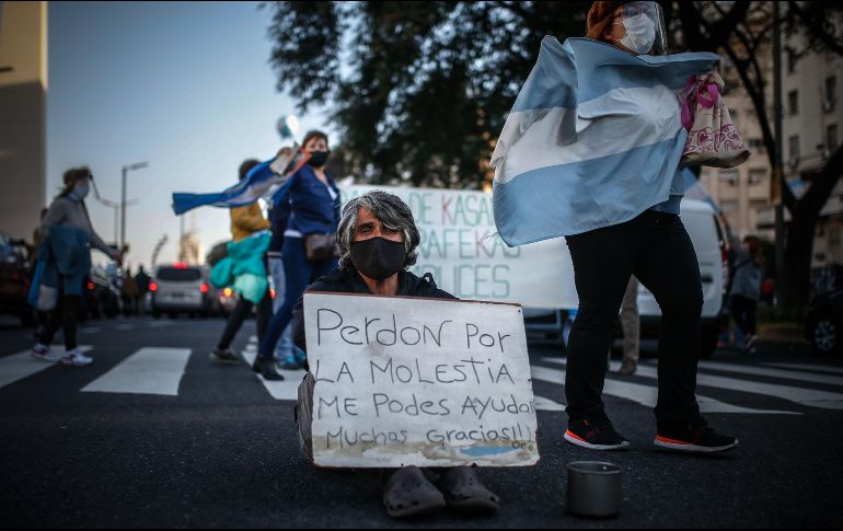Centenares de ciudadanos protestaron contra las recientes decisiones del Gobierno de Alberto Fernández. EFE / J. Roncoroni