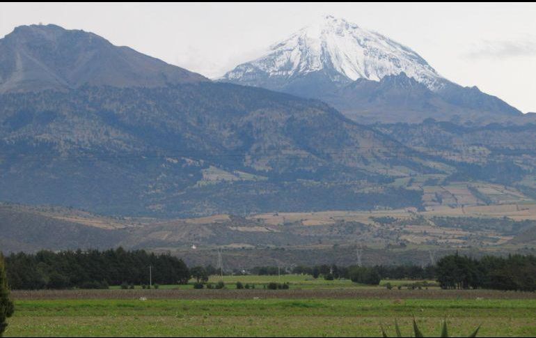 Un grupo de rescatistas subió a la montaña a sacar el cuerpo de la víctima. ARCHIVO
